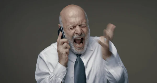 Wütender Senior Geschäftsmann Ruft Telefon Ist Frustriert Und Enttäuscht — Stockfoto