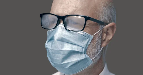 Älterer Mann Mit Brille Vernebelt Während Einen Mundschutz Trägt — Stockfoto