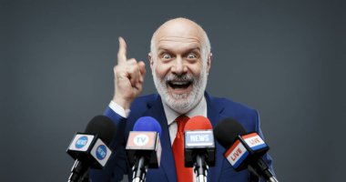 Neşeli politikacının medyayla konuşurken harika bir fikri var.