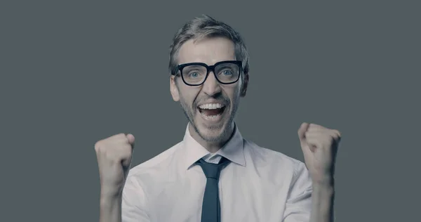 Alegre Hombre Negocios Feliz Celebrando Con Los Puños Levantados Logro — Foto de Stock