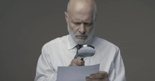 Zakenman Controleren Van Een Document Met Behulp Van Een Vergrootglas — Stockfoto