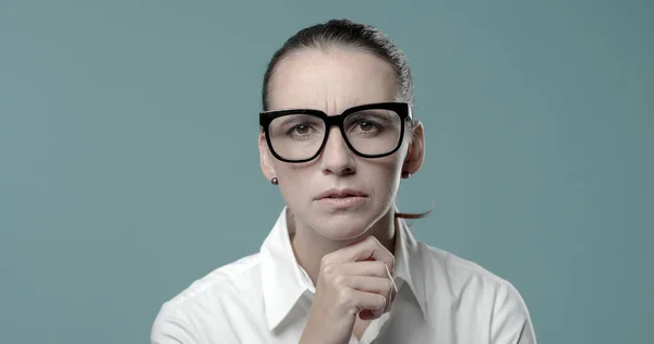 Bezorgd Pensive Vrouw Denken Met Hand Kin Maakt Een Moeilijke — Stockfoto