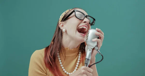 Vintage Styl Kobieta Śpiewa Mikrofonem Ona Krzyczy Głośno — Zdjęcie stockowe
