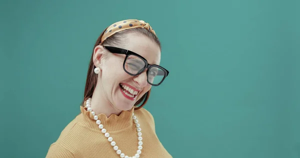 Carino Stile Retrò Donna Con Gli Occhiali Occhiolino Alla Fotocamera — Foto Stock