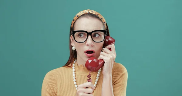 Vrouw Die Luistert Naar Interessante Roddels Aan Telefoon Verrast Hijgend — Stockfoto