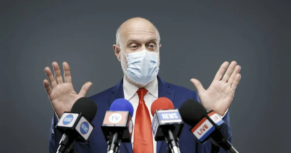 Politiker Der Eine Chirurgische Maske Trägt Und Eine Rede Hält — Stockfoto