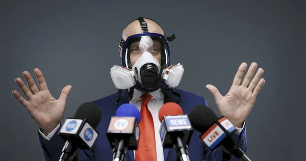 Πολιτικός Που Φοράει Αναπνευστήρα Και Βγάζει Λόγο Concoronavirus Έννοια Πρόληψης — Φωτογραφία Αρχείου