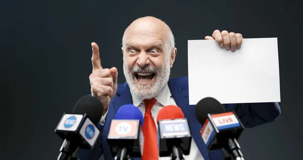 Politicien Agressif Tenant Signe Pointant Doigt Lors Une Conférence Presse — Photo