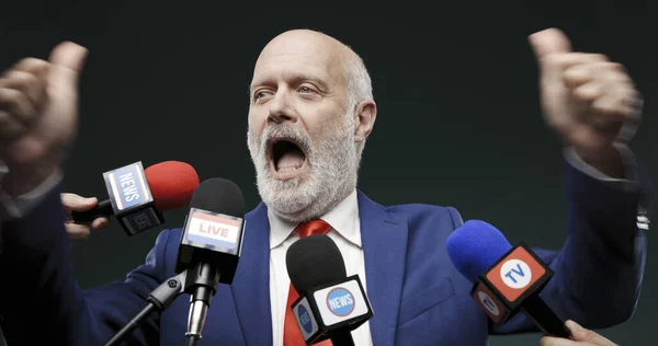 Självsäker Politiker Pratar Med Media Han Står Framför Mikrofonerna Och — Stockfoto