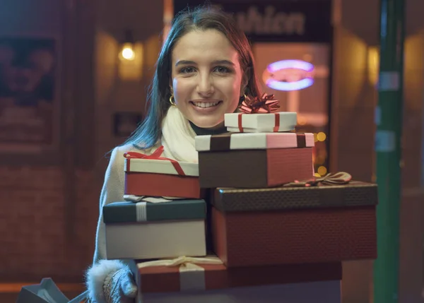 Lycklig Kvinna Gör Jul Shopping Stadens Gata Hon Håller Hel — Stockfoto