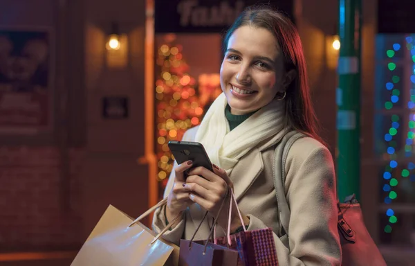 Szczęśliwa Młoda Kobieta Chodząca Ulicą Miasta Robiąca Świąteczne Zakupy Łączy — Zdjęcie stockowe