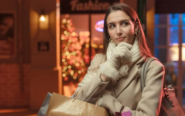 Vacker Ung Kvinna Gör Jul Shopping Gatan Och Tänker Med — Stockfoto