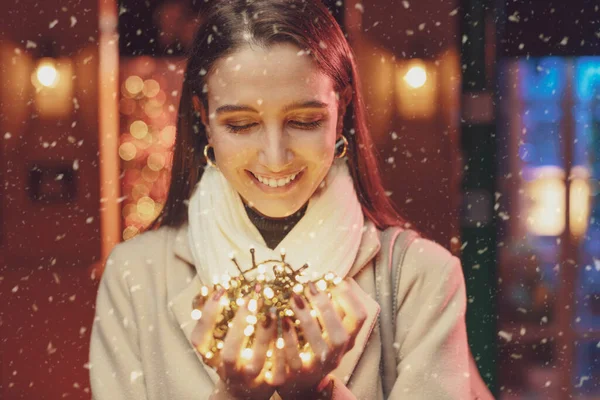 Gelukkige Jonge Vrouw Met Kerstverlichting Haar Handen Feestdagen Vieringen Concept — Stockfoto