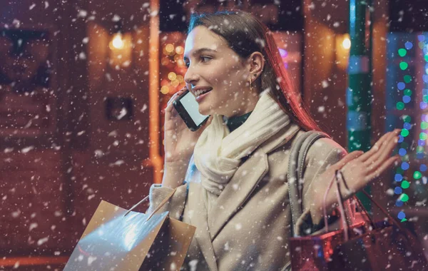 Glad Ung Kvinna Promenader Stadens Gator Och Gör Jul Shopping — Stockfoto