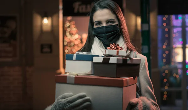Frau Die Weihnachtseinkäufe Macht Und Eine Schützende Gesichtsmaske Trägt Eine — Stockfoto