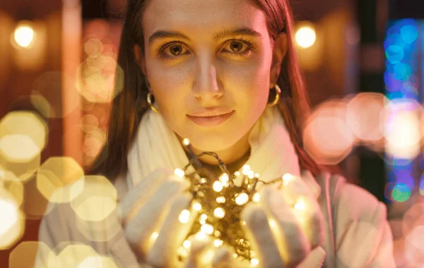 Joven Feliz Sosteniendo Luces Navidad Sus Manos Vacaciones Celebraciones Concepto —  Fotos de Stock