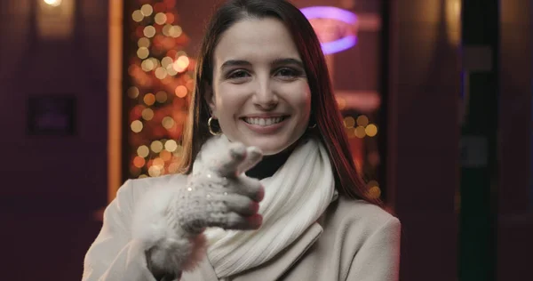 Mujer Feliz Ciudad Navidad Apuntando Cámara Sonriendo Luces Navidad Tiendas —  Fotos de Stock