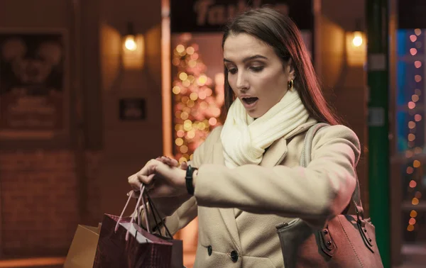 Mulher Fazendo Compras Natal Verificando Tempo Ela Está Atrasada — Fotografia de Stock