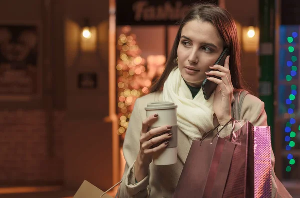 Frau Macht Weihnachtseinkäufe Und Telefoniert Sie Trägt Viele Einkaufstüten — Stockfoto