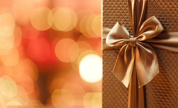 Luxe Gouden Kerstcadeau Met Lint Bokeh Lampjes — Stockfoto