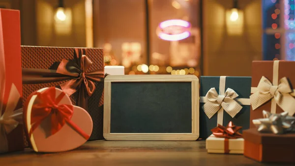 Regali Natale Shopping Lavagna Bianca Negozi Aperti Sullo Sfondo — Foto Stock