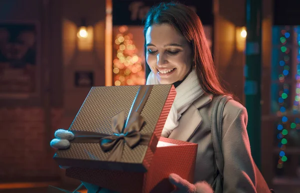 Mulher Feliz Fazendo Compras Natal Rua Cidade Abrindo Presente Precioso — Fotografia de Stock