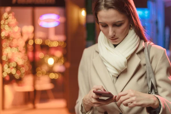 Mujer Caminando Por Las Calles Ciudad Navidad Usando Teléfono Inteligente — Foto de Stock