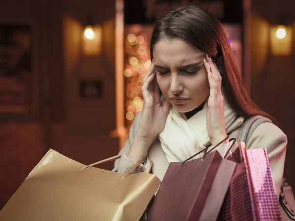 Mulher Estressada Fazendo Compras Natal Nas Ruas Cidade Ela Está — Fotografia de Stock