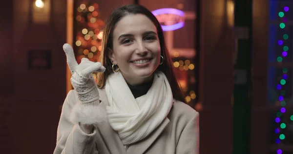 Femme Heureuse Dans Ville Noël Pointant Vers Haut Souriant Lumières — Photo