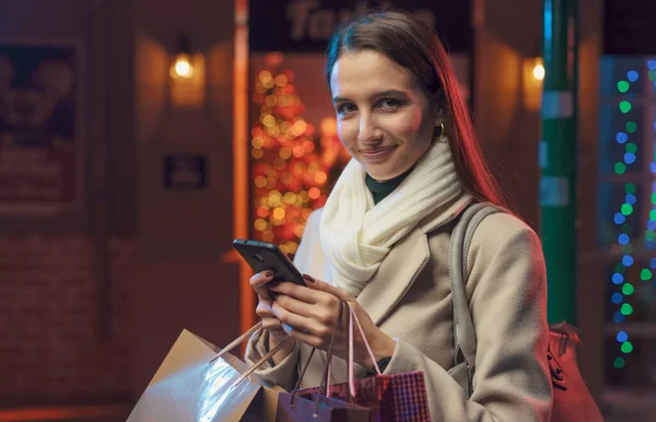 Счастливая Молодая Женщина Гуляющая Городской Улице Делающая Рождественские Покупки Подключается — стоковое фото