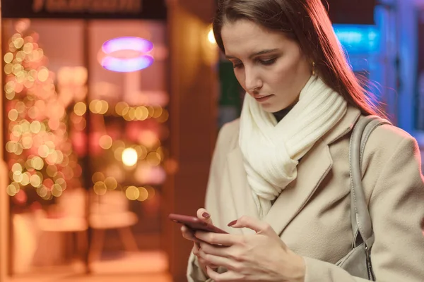 Mujer Caminando Por Las Calles Ciudad Navidad Usando Teléfono Inteligente — Foto de Stock