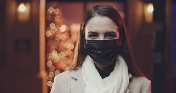 Kvinne Med Ansiktsmaske Utendørs Til Jul Forebygging Coronavirus Covid – stockfoto