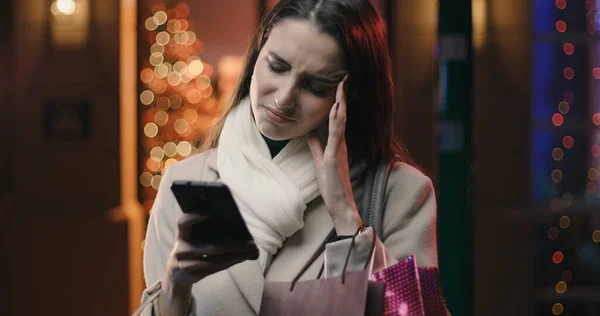 Mulher Estressada Fazendo Compras Natal Nas Ruas Cidade Ela Está — Fotografia de Stock