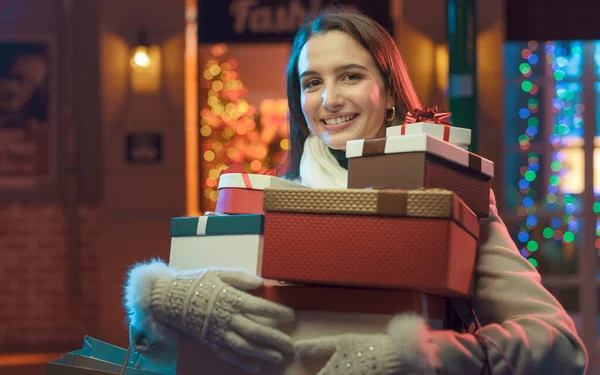 Lycklig Kvinna Gör Jul Shopping Stadens Gata Hon Håller Hel — Stockfoto