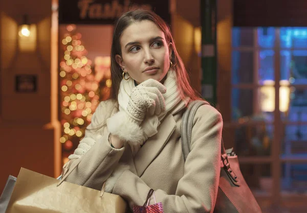 Schöne Junge Frau Macht Weihnachtseinkäufe Auf Der Straße Und Denkt — Stockfoto