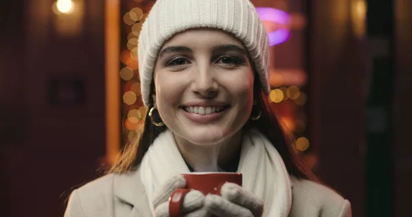Szczęśliwa Kobieta Pije Gorący Napój Zewnątrz Boże Narodzenie Trzyma Czerwony — Zdjęcie stockowe