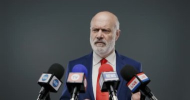 Politikacı konuşması sırasında kendini kötü hissediyor