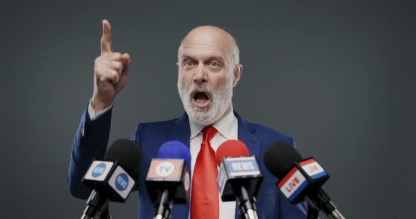 Político agressivo fazendo um discurso na conferência de imprensa — Vídeo de Stock