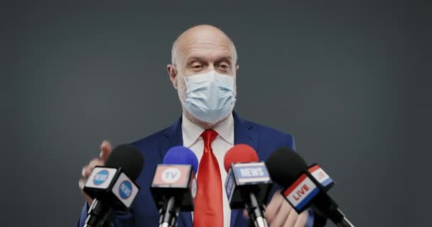 Il politico indossa una maschera chirurgica e tiene un discorso — Video Stock