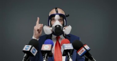 Politikacı solunum cihazı takıyor ve konuşma yapıyor.