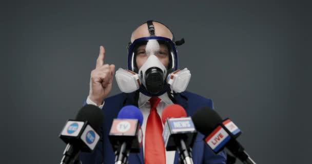 Político vestindo um respirador e dando um discurso — Vídeo de Stock