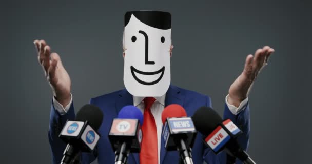 Фальшивый политик в маске персонажа — стоковое видео