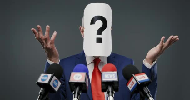Politicus met verborgen gezicht op de persconferentie — Stockvideo