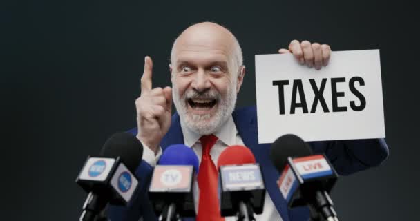 Politicien agressif tenant un signe avec le concept d'impôts — Video