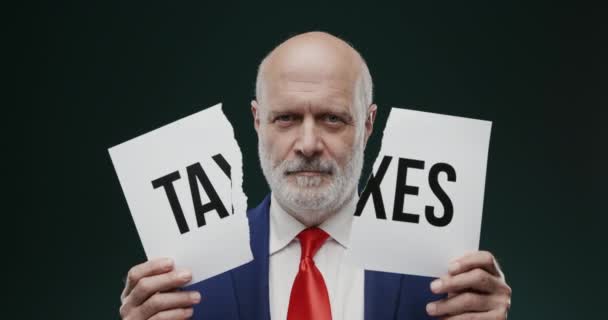 税金の概念で標識を破るビジネスマン — ストック動画