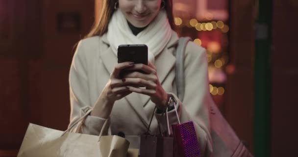 Femme tapant un message sur smartphone. — Video