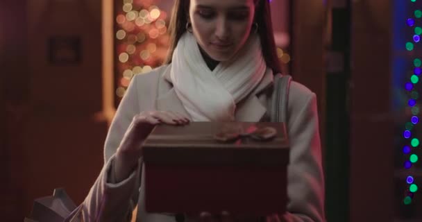 Kobieta otwierająca pudełko prezentów. — Wideo stockowe