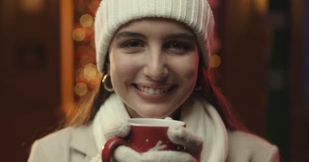 Jovem bebendo de uma caneca. — Vídeo de Stock