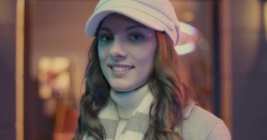 Şehir sokaklarında poz veren güzel bir kadın