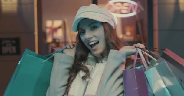 Γυναίκα απολαμβάνει ψώνια και μεταφέρουν τσάντες — Αρχείο Βίντεο